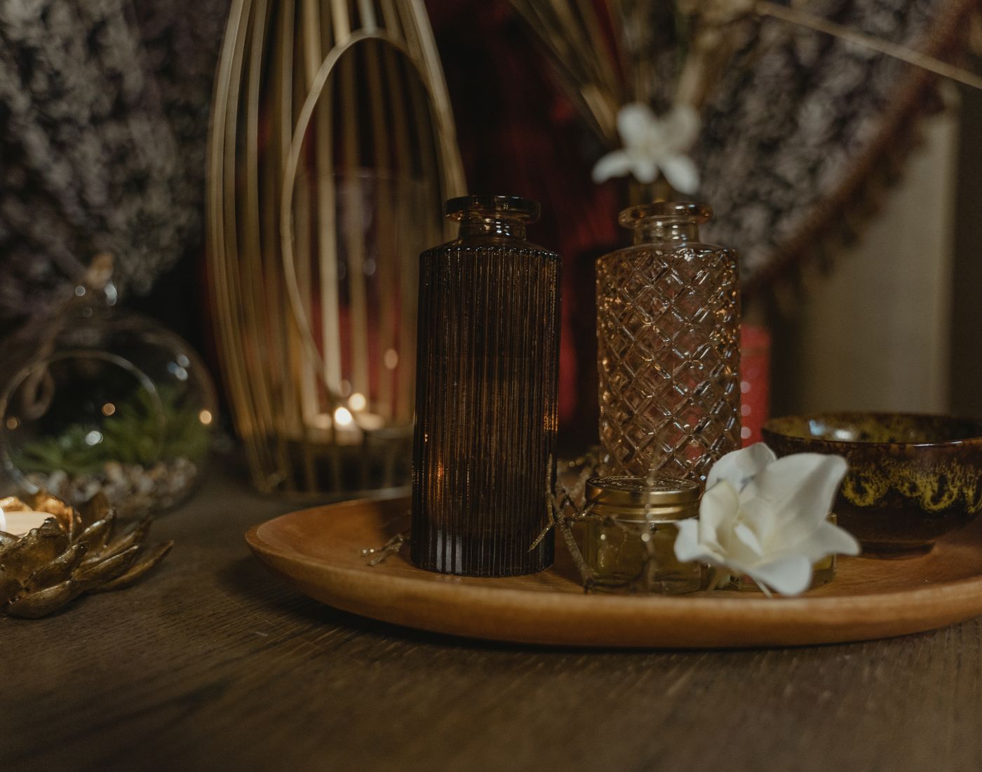 Bougies et vases sur un plateau en bois dans un espace de soin