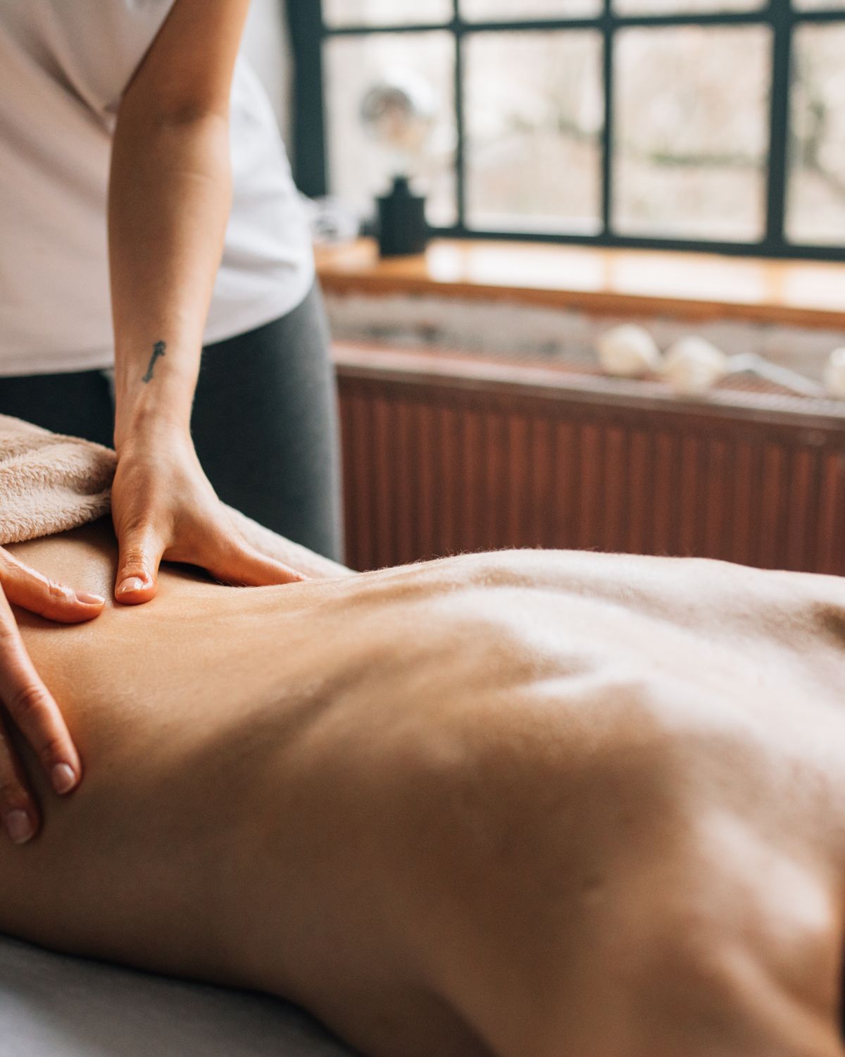 Séance de massage bien-être dans une ambiance chaleureuse