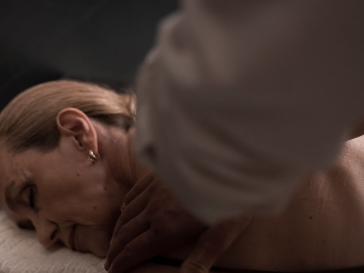 Massage apaisant du dos dans un espace de bien-être