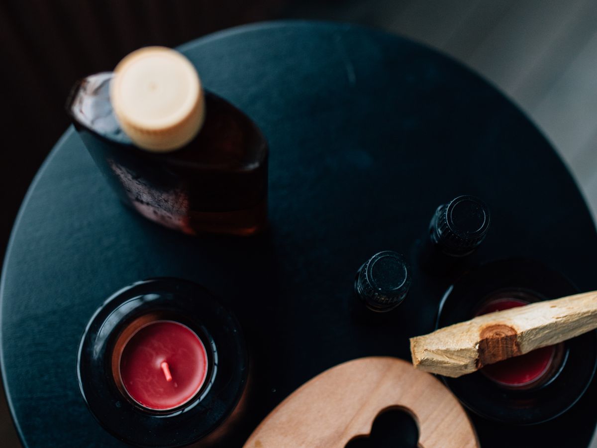 Huiles, bougies et accessoires de massage vus du dessus